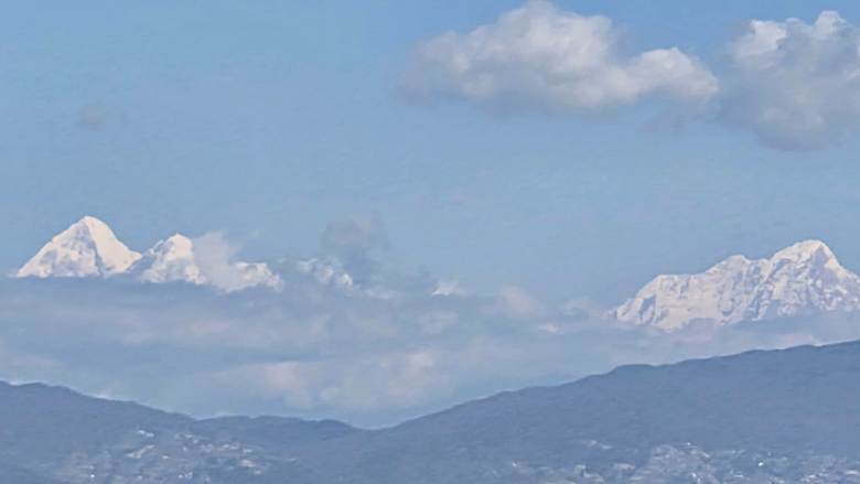 काठमांडू के भैसेपाटी इलाके से बर्फीले पहाड़ मुश्किल से दिखाई देते हुए। फोटो: प्रज्ञा श्रीवास्तव