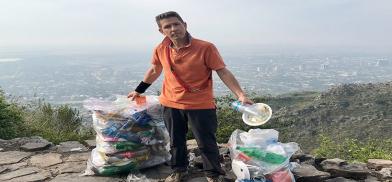 British envoy ends up collecting trash (File) British envoy ends up collecting trash (File)