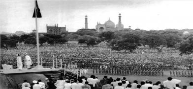 Jawaharlal Nehru unfurls the National Flag at Red Fort Jawaharlal Nehru unfurls the National Flag at Red Fort