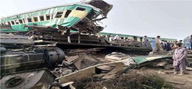 Two trains collide in Pakistan Two trains collide in Pakistan