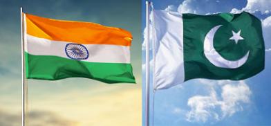 India and Pakistan: flag hoisting