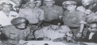 Pakistani general surrendering to Indian general in Dhaka on Dec 17, 1971