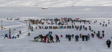 Tourists throng snowbound Kashmir