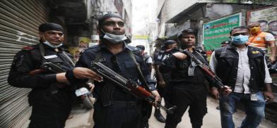 Rapid Action Battalion (RAB) personnel gather in a Dhaka street (Photo: Benarnews)