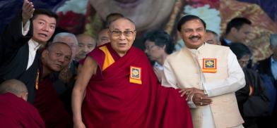 Tibetan spiritual leader the Dalai Lama holds hand with junior Indian Minister for Culture and Tourism Mahesh Sharma, with prime minister of the self-declared Tibetan government-in-exile Lobsang Sangay (Photo: Twitter)