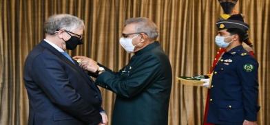 Bill Gates gets Pakistan's top civilian award (Photo: Dawn) Bill Gates gets Pakistan's top civilian award (Photo: Dawn)