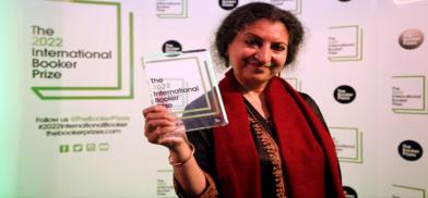 Geetanjali Shree win the 2022 International Booker Prize award for her novel Tomb of Sand, in London