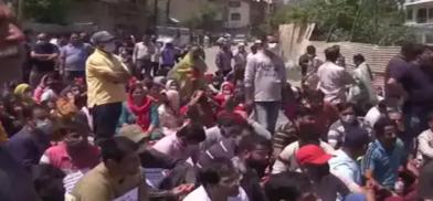 Kashmiri Pandits stage protest in Budgam (Photo: Twitter)