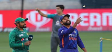 Indian captain Rohit Sharma (right) and Pakistan skipper Babar Azam during the toss (Photo: Twitter)