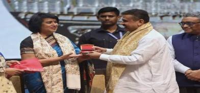 Taslima Nasrin being felicitated in Kolkata by West Bengal CM