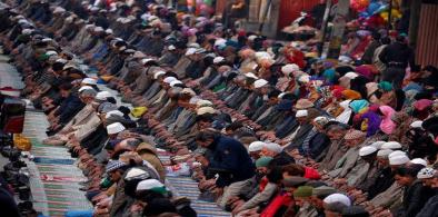 Women, men can pray together in mosques