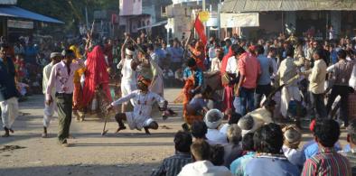 The performance is usually held in the centre of the village. The audience has an interactive role with the performers where they encircle the performance area. (Photo: Nishita Banerjee via Sahapedia.org)