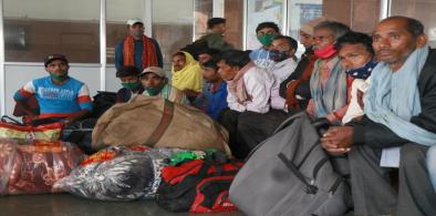 Migrant workers leave Kashmir