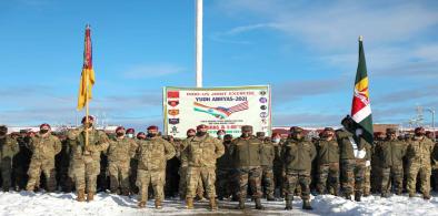 Indian soldiers from the Madras Regiment and United States paratroopers from the 25th Infantry Division participate in the joint military exercise Yudh Abhyas 21 in Alaska state. (Photo: US Army)