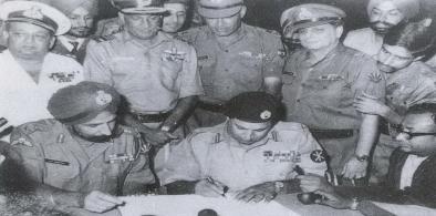 Pakistani general surrendering to Indian general in Dhaka on Dec 17, 1971