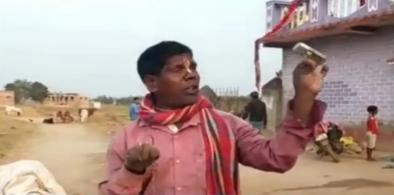 Poor Indian peanut seller, whose song went viral globally (Photo: Youtube)