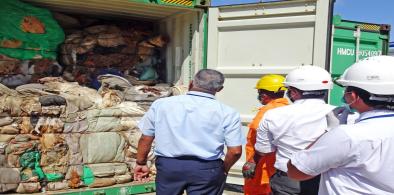 Sri Lanka sends back 3000 tonnes of 'imported' garbage to the UK (Photo: Dtnext)