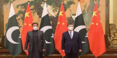 Prime Minister Imran Khan meets Chinese President Xi Jinping at the Great Hall of People in Beijing (Photo: Dawn)