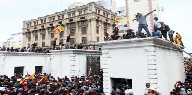 Protestors demanding the resignation of Sri Lanka's President Gotabaya Rajapaksa gather inside the compound of Sri Lanka's Presidential Palace in Colombo (Photo: Twitter)