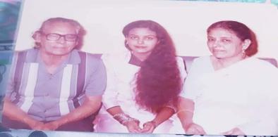 Hasrat Jaipuri with Kishwar (centre) and wife Bilqis. 