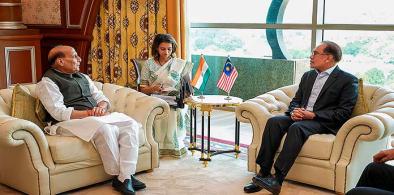 Rajnath Singh with PM of Malaysia Anwar Ibrahim during a meeting, in Kuala Lumpur, Malaysia (Photo: PIB)