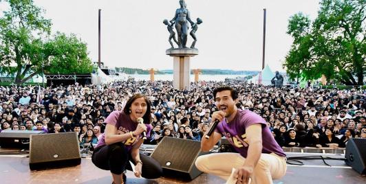 The hosts at the Oslo Mela’s main stage, Hina Zaidi (left) and Jawad Aziz (right), with the Oslo Rådhusplassen behind them. Photo by Anuuj Koomar.